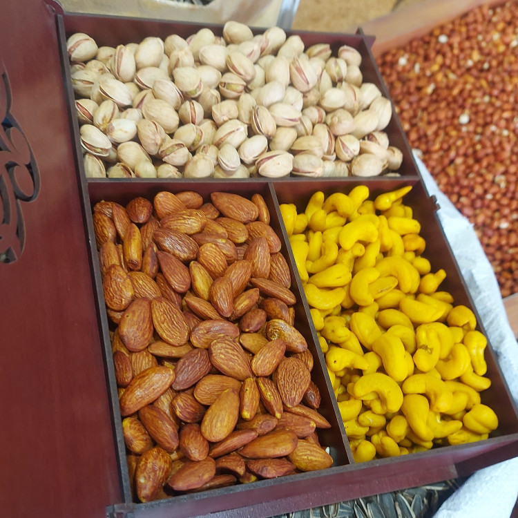 محصول نمونه تستی آجیل جعبه هدیه و پذیرایی لاکچری 1200 گرمی